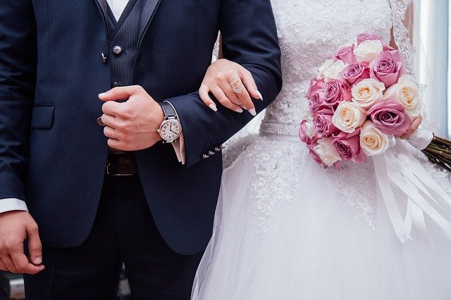 Hochzeit in Lübeck - Brautpaar Hand in Hand